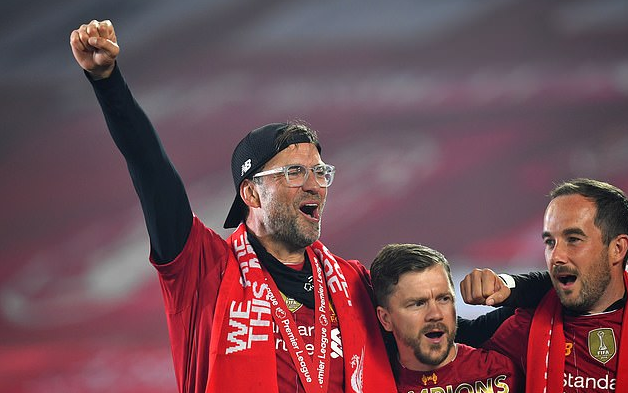 当选11月最佳球员，瓦尔迪是意甲首位获此殊荣的英格兰球员（瓦尔迪当选11月最佳，成意甲首位获此荣誉的英格兰球员）