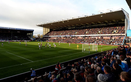 英超前瞻：曼城各项赛事遭遇两连败，利兹联客场表现挣扎（英超前瞻：曼城陷两连败低潮，利兹联客场持续低迷）