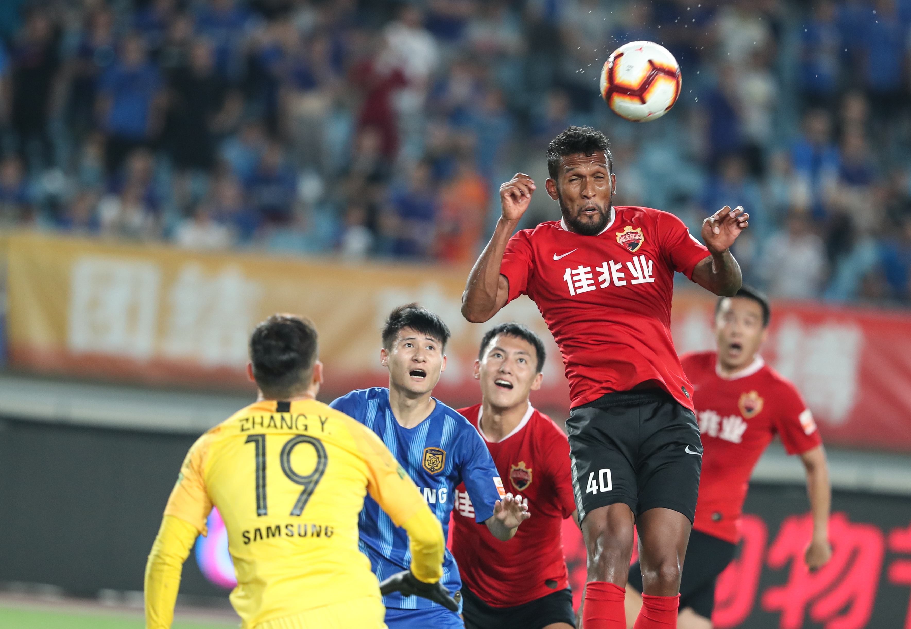 不服！弗兰克：不理解西蒙斯为何改判红牌，也不理解罗梅罗吃第二张黄牌（弗兰克质疑判罚：不理解西蒙斯改判红牌，同样不解罗梅罗吃到第二张黄牌）