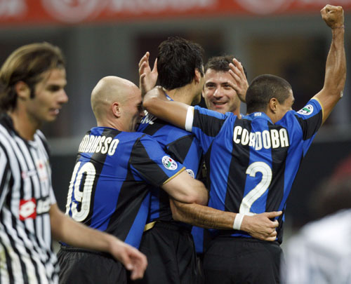 记者：国安厨师将退休，俱乐部将为其举办特殊的“退役”仪式（据记者报道，国安队大厨将退休，俱乐部将为其举行特别的“退役”仪式）