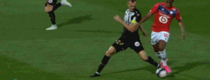 2-1逆转！超级后卫踢疯了，梅开二度导演逆袭，巴萨狂揽4连胜